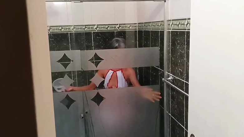 Swingersamateur40: Ik maak het huis schoon en jij neukt me heel...