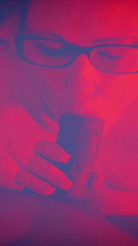 Šťastná dívka Brynn - Speciální pov kouření s červeným světlem