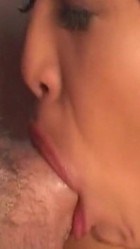彼女は大きなアラブの尻を犯す