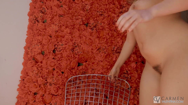 Carmen Valentina: Carmen Valentina veut rendre ta bite dure !