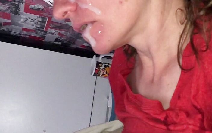 Slutwife Claire: Puta peluda sucia con esperma en la cara y el...