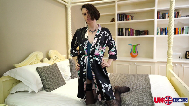 UK TGirls: Bonnie Addison si accarezza il suo cazzo