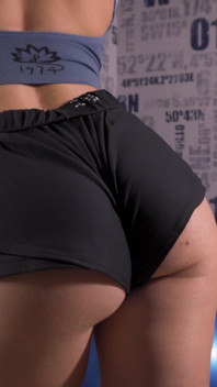 Máy bay bà già phù hợp wedgie trêu chọc trong chiếc quần đùi thể thao
