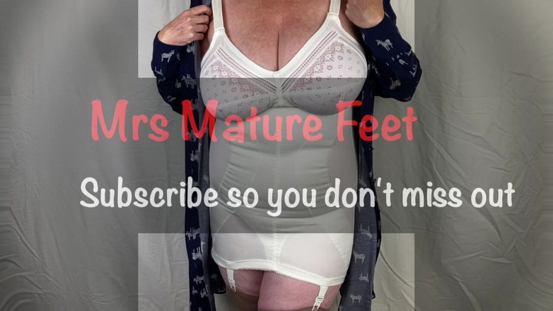 Mr MF: Fru mogna fötter som strippar ner till sin vintage corsalette