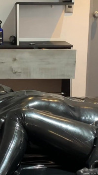 Pierwsze ustalanie w lateksie z ponurą laską, część 1 - Alex Latex