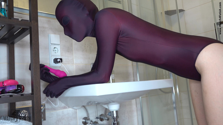 ZentaiDolls: Zentai s'amuse avec un gode sous la douche