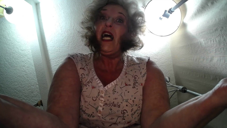 dawnskye1962: 1109 La Giantessa Dawn mette il fuggiasco in un posto...