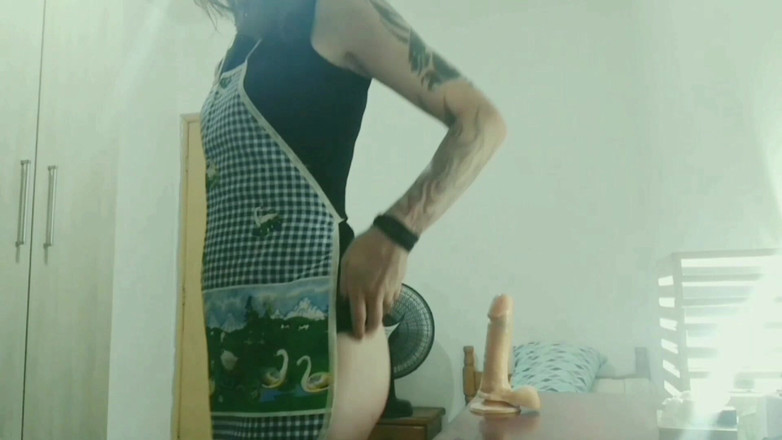 Sissy Aniya: Kadın kılıklı aniya - elbiseli ve önlüklü tgirl ev hanımı