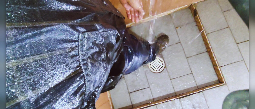 Stink HairyMale: Mandi dengan pakaian