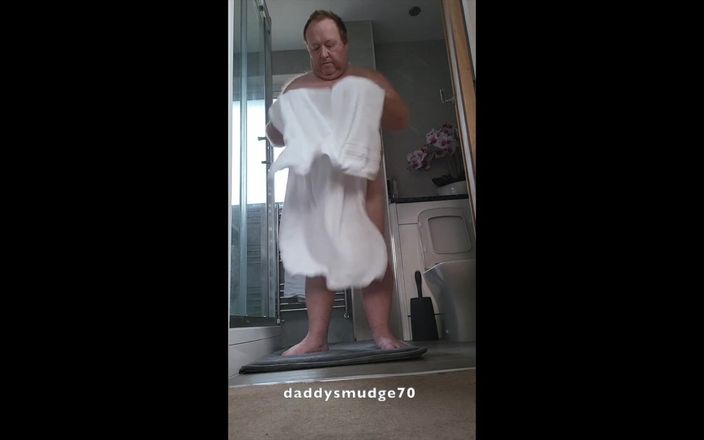 Daddysmudge: Tati se usucă după duș