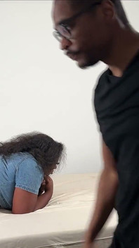 मोटी Stormi Dash तेल से सनी हुई और bts पर झुक जाती है