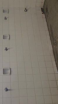 水泳施設での新しい共同シャワーの出会い訪問