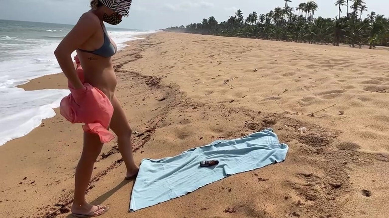 Batty Lux: Đi bộ và tắm nắng khỏa thân trên bãi biển