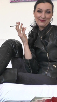 Dominatrix fumando y lamiendo el postre de las suelas del botas, clip en primer plano, Lady Victoria Valente