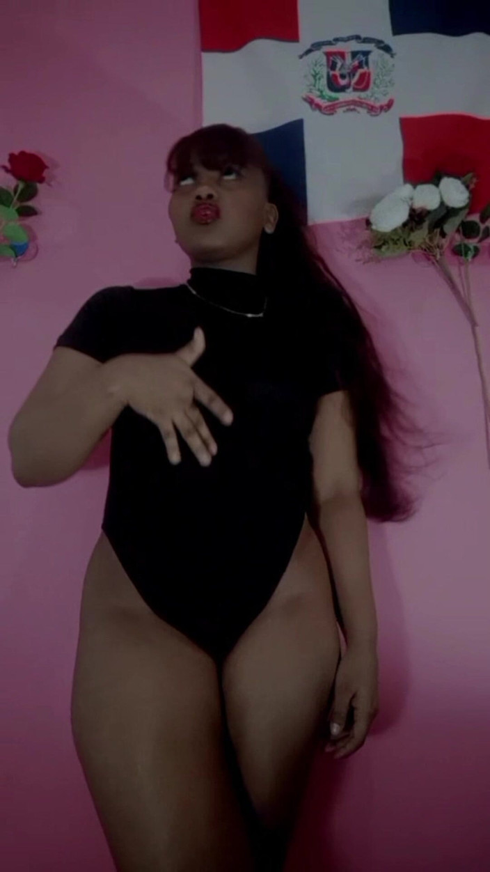 Delicious open butt: 今晚我的衣服太紧了，我几乎无法呼吸...我想要你成为陪伴我发现会发生什么的人 wh