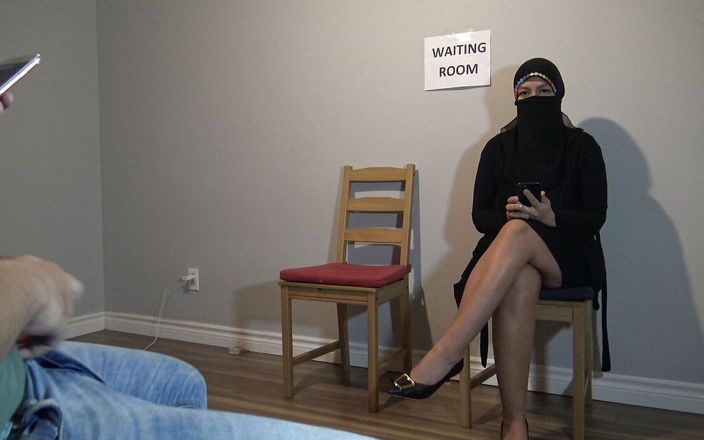 Souzan Halabi: Mujer musulmana follando en sala de espera