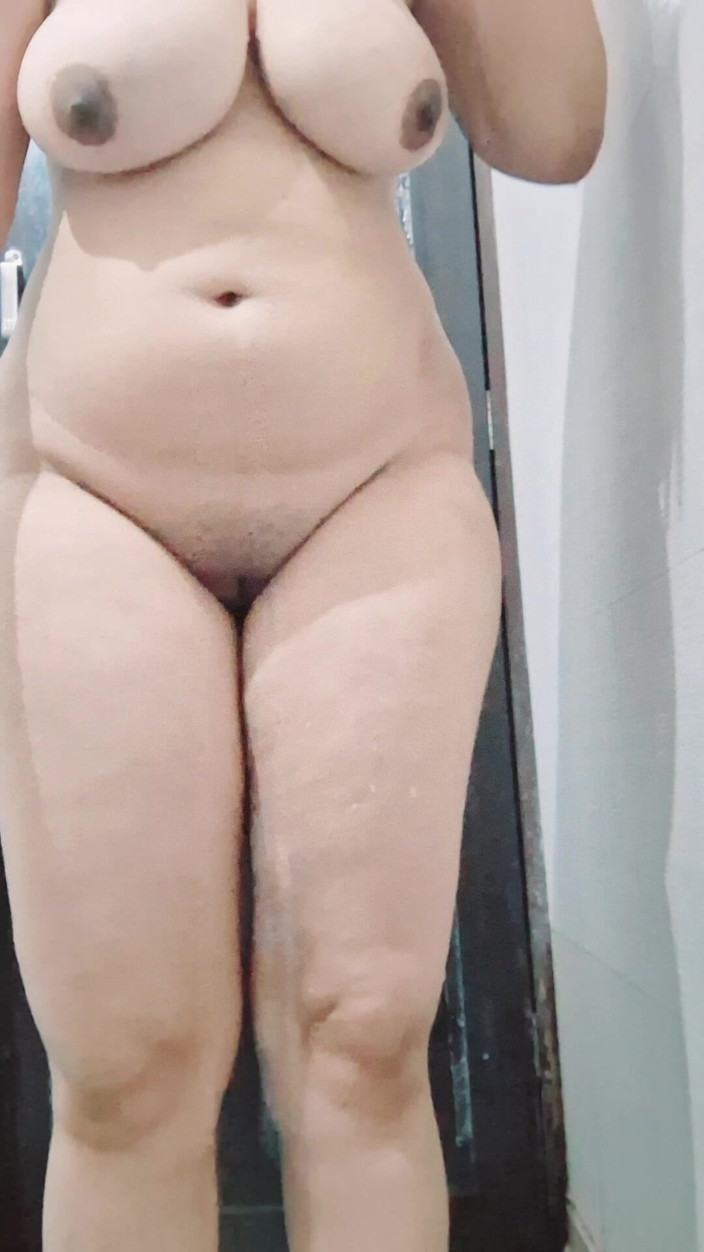 Riyathakur: Desi Bhabhi anální prstění v koupelně
