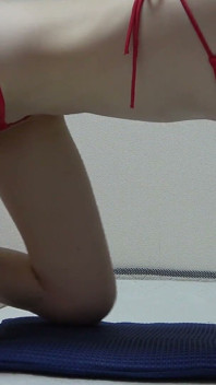 Tanga tanga, provokativní cviky dívky v bikinách, bikiny jí zaboří do zadku a odhalují ochlupení v bytě japonských dívek.