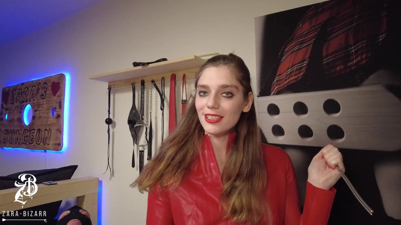 Zara Bizarr: 2 dilatátory najednou - uživatelská otrokyně mi rozmazluje nohy a je...