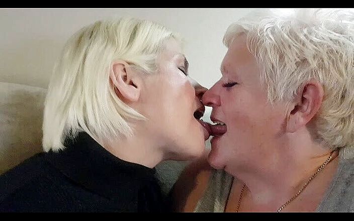 UK Joolz: Kissing Skyler