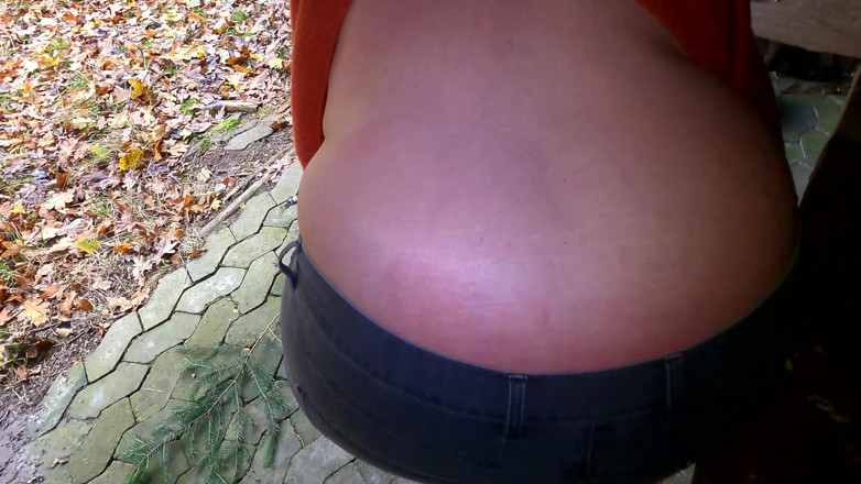Bouncy Tits Action: Togliti i pantaloni - punisce la sua figa con un ramo...