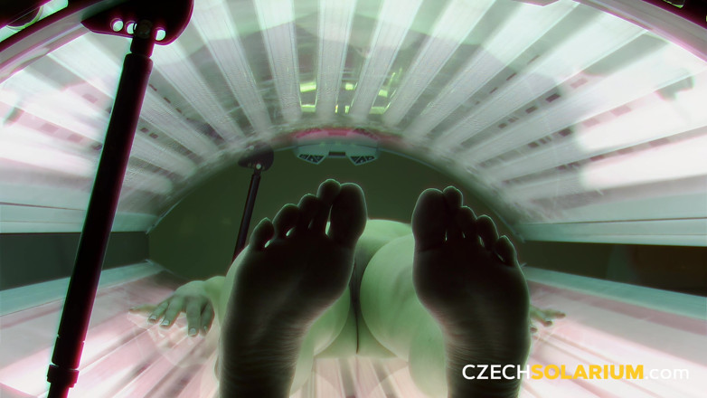 Czech Solarium: 체코 솔라리움 240: 젊은 여성의 김이 모락모락 나는 일광욕실 탐사