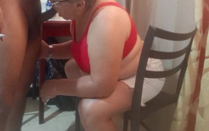Milfta boohot: En het 70 år gammal mogen kuk suger