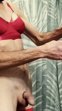 Travestit în ținută roșie nebună sexy se poartă