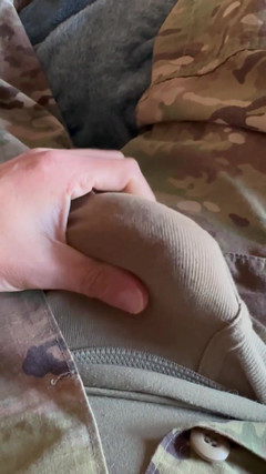 Gay Soldier Stuff: Armádní Solider si honí v uniformě a vojenských kalhotách jeho...