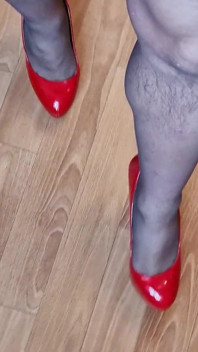 Berjalan di Red Heels