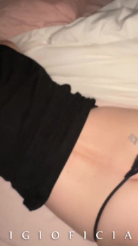 私の18歳の義理の子は、彼女の引き締まったお尻の穴をファックするとおもちゃのようにおならをし、彼女は私の顔の上に座ります