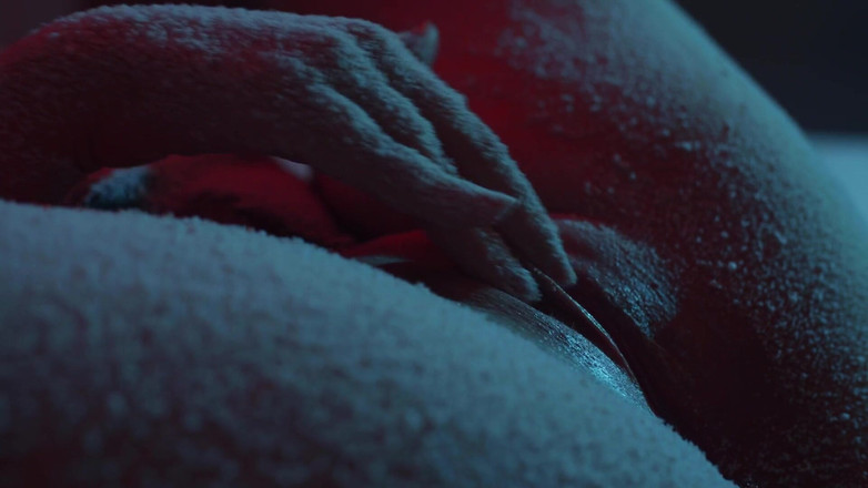 Adalina Smith: Salju turun di toket dan memekku - closeup softcore natal