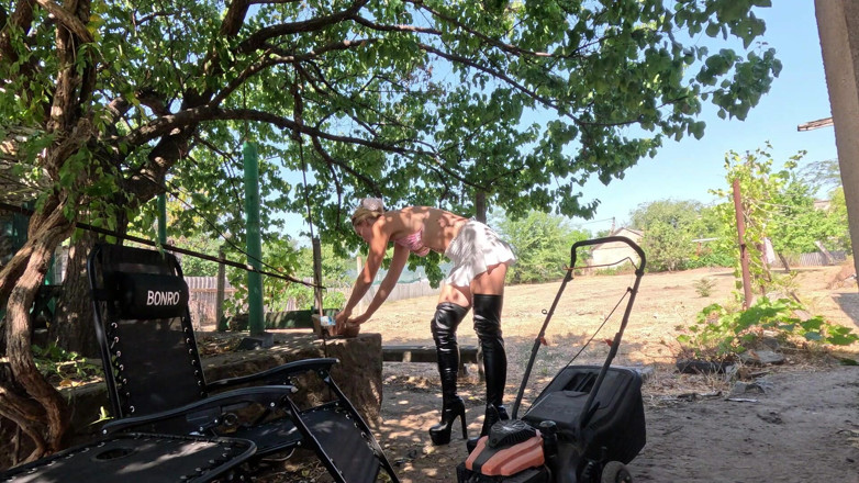 HotPrincessUA: Cranking in Sexy Platform Shoes Lawn Mower &amp; Car Wont Start