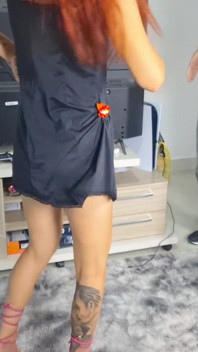 Une femme au foyer sans culotte reçoit un technicien Internet chez elle