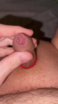Se está retorciendo en mis pantalones, mi pequeña polla quiere ser masturbada y correrse