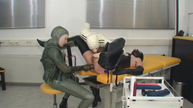 Rubber & Clinic Studio - 1ATOYS: 淫荡的橡胶屁股拳交