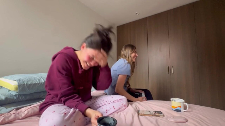 scarlettandc: Ik bef de kegel van mijn kamergenoot terwijl ze videospelletjes...