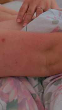 Masturbation douce d’une MILF pulpeuse au lit.
