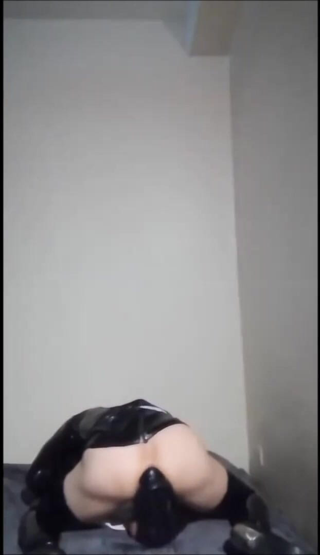 Rita anal rubberdoll: Mucama entrenando puño.