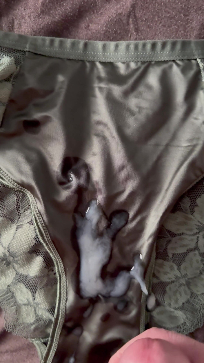 CumDaily: Komm auf das höschen der ehefrau 14