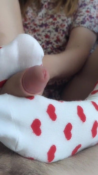 Minhas meias fofas são perfeitas para brincar com seu pau, oh sim!
