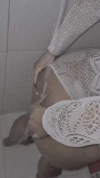 Eu tomo banho com meu vizinho e lavo esse pau para que ele possa colocá-lo na minha bunda