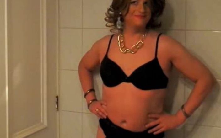 HectorChile1969: Crossdresser Fernanda Gomez před zrcadlem