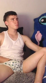 Latino großer junger Latino masturbiert über Hosen