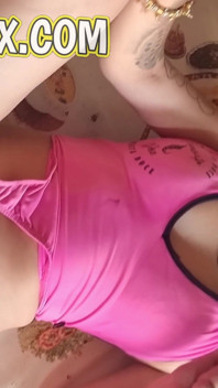 เย็ดสาวร้อนสองคนที่โรงแรม แตกตูดและคาปากของวิคกี้สาวน้อย