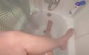 Cumshot feet: onder de douche met een goede been- en voetmassage