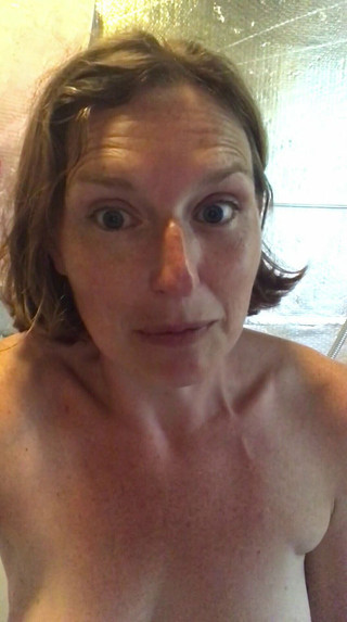 MistressWriggler: 性感的女孩在淋浴前玩弄她毛茸茸的阴户，并潮吹在地板上