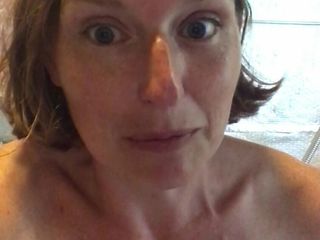 Rachel Wrigglers: Seksi kız duştan önce gür amıyla oynuyor ve yere fışkırtıyor