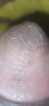 La persona è concedendosi in piacere privato nella sua camera da letto.