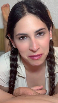 Jasmica, una bellissima latina con un grosso culo, dà al suo capo sesso orale, sborrata e un footjob